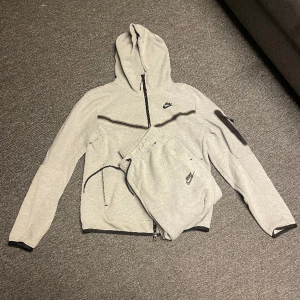 Nike tech fleece - En grå Nike tech, använd en del men inget som syns mycket. Storlek S på tröja och byxor 