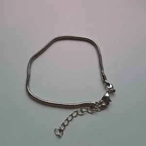 Armband  - Silvrigt [ej äkta]. Justerbart.  Vid funderingar skicka gärna pm. Pris är diskuterbart. 💖😊