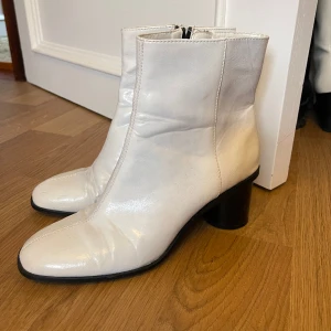 Högklackade boots  - Nästintill helt oanvända högklackade boots🤍