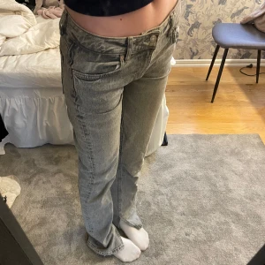 Zara jeans  - säljer ett par grå lågmidjade jeans från zara då dom inte kommer till användning🌟 det är slits där nere 