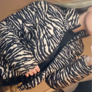 Jacka - Mysig zebra jacka från h&m
