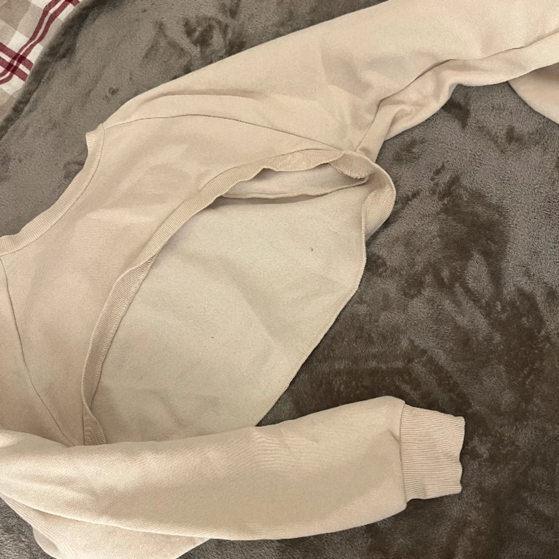 Croppad collage tröja 