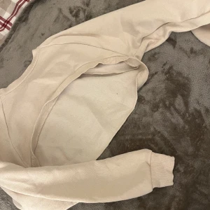 Croppad collage tröja  - Croppad tröja från hm  Storlek s Endast testad 