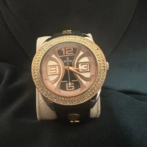 Rovina klocka  - En fin rovina klicka passar till vardagen och festligheter. 