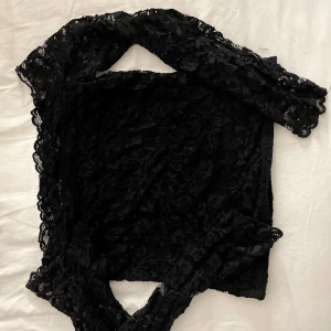 Spetsstopp  - En off-shoulder spets top i storlek S använd men fint skick ändån  Kan även skicka 