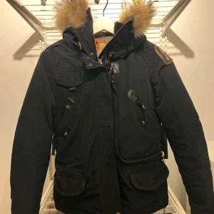 Parajumper  - Säljer min PJ jacka, dragkedjan har sprättats upp lite men funkar att stänga den, därav priset ☺️