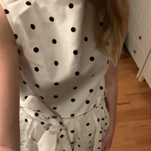 Klänning - Vit prickig klänning som inte används. Köparen står för frakt! Skriv gärna om ni har några frågor:)💐