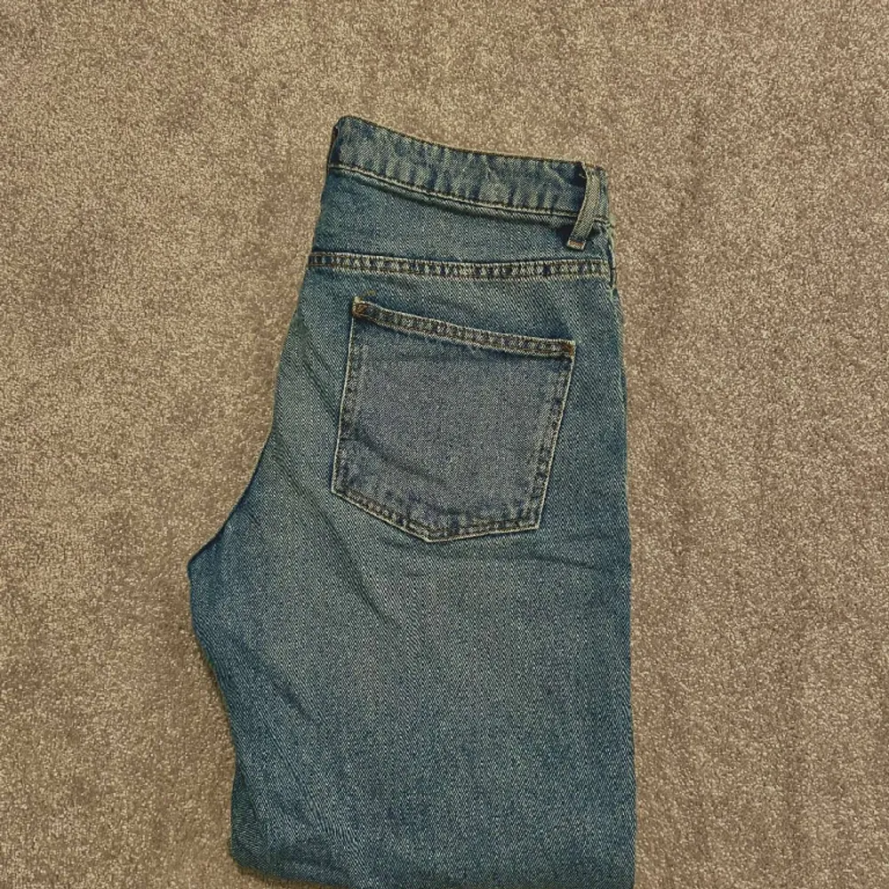 Blåa jeans använda fåtalet gånger inga synliga tecken på användning . Jeans & Byxor.