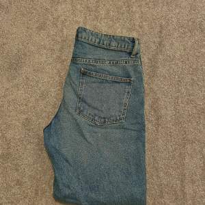 Blåa jeans använda fåtalet gånger inga synliga tecken på användning 