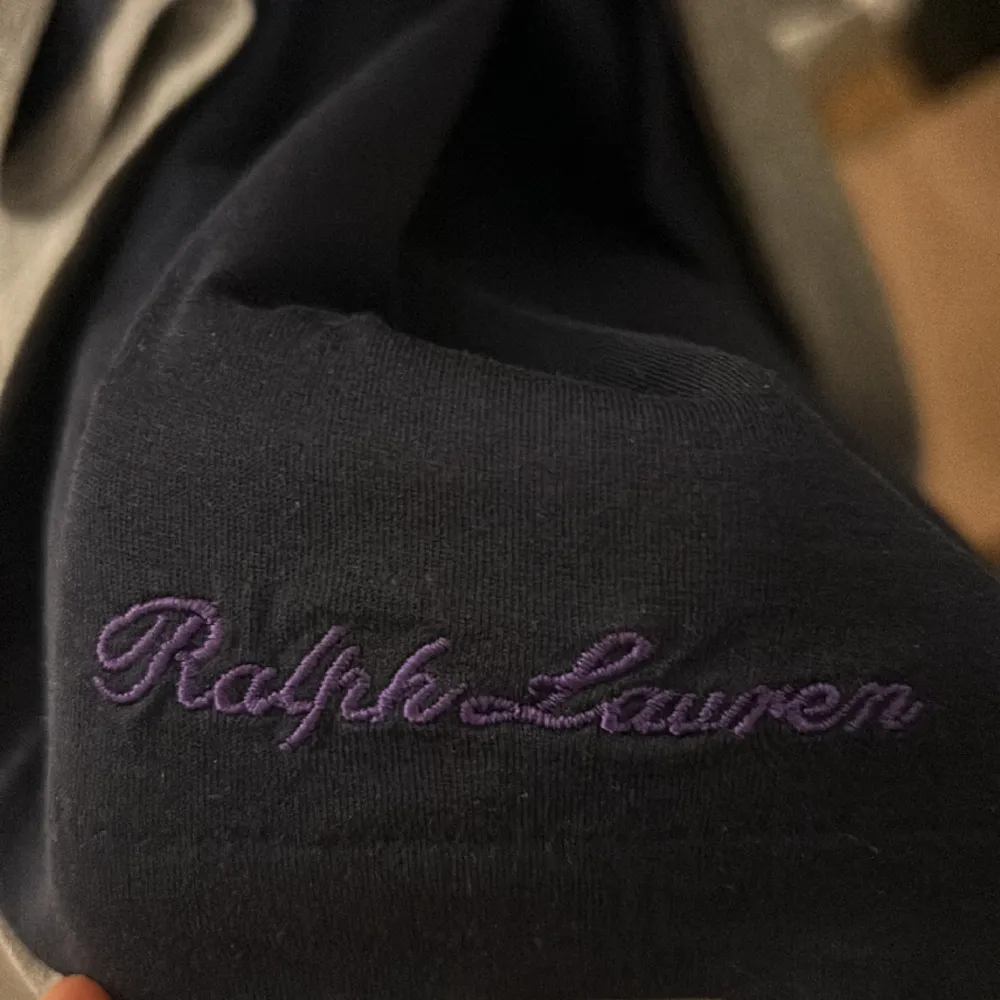 En nästintill oanvänd Ralph lauren Purple label hoodie. Skick 9/10. Nypris cirka 10 000kr. . Hoodies.