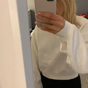 En croppad sweatshirt ifrån Bikbok i stl S som knappt är använd💕