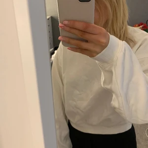 Croppad vit sweatshirt - En croppad sweatshirt ifrån Bikbok i stl S som knappt är använd💕