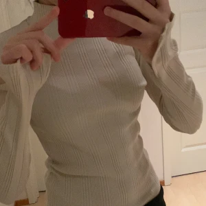 slits tröjor - säljer dessa två fina tröjon slits som ni ser, inte urringad!! två olika färger. båda för 300 och en för 180kr❤️