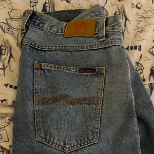 Nudie jeans - Hej köpte dessa feta nudie jeans men nu är det dags att ge dem en ny ägare. Modellen heter steady eddie II och sitter som en vanlig straight leg modell. Nypris på dessa är 1800 kontakta för frågor MVH