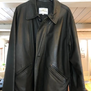 Skinnjacka Donato Trinchese - Säljer min skinnjacka från Donato Trinchese. Jackan är sparsamt använd och i gott skick.  Kan stängas med både blixlås och knappar. Strl 58. Jag på bilden är 180 lång om det är till någon hjälp.