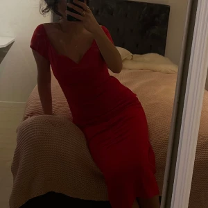 Röd klänningen  - Otrolig vacker klänning som sitter otroligt snyggt i storlek 38 från Shein. Använt en gång