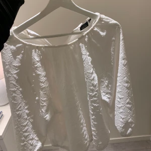 Vit blus - Söt vit blus som tyvärr inte används, snabbköp=150 kr istället