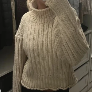 Stickad tröja  - Mysig stickad tröja från Hm, inte nopprig och är i storlek S💕