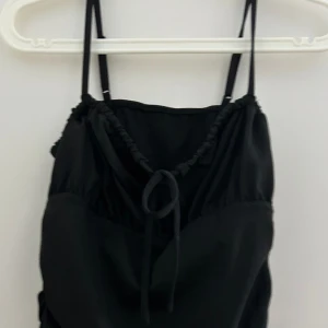 Linne som framhäver brösten - Det finns en liten tråd som man kan ändra beroende på brösten man kan se uringningen men inget olämpligt. Är väldigt fint överlag aldrig använd. Som en vanlig tröja i längden 