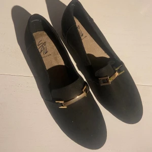 SoAll Damskor - Helt oanvända, nyskick.  Swish Köparen står för frakt, kan även mötas upp på Södermalm. 