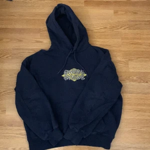 Mörkblå Sweet SKTBS Hoodie XS - Mörkblå Sweet SKTBS Hoodie, storlek XS, gott skick, säljes pga, för liten