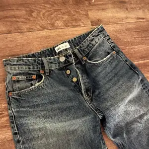 säljer dessa fina mörkblåa jeans ifrån zara! Zara mid rise jeans, i storlek 36! Superfint skick 💗 hör gärna av er med frågor! 