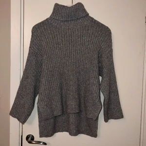 Stickad polotröja   - Denna stickade tröjan är från gina den här är endast använd ett fåtal gånger.