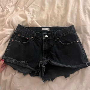 shorts  - Lågmidjade jeansshorts i storlek 34 från ginatricot!! Köpa i somras o endast använda fåtal gånger. Slut i alla storlekar på ginas hemsida❤️ nypris 400