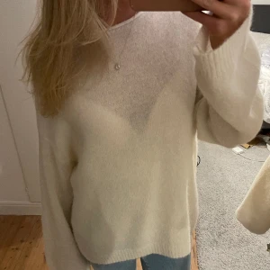 Stickad tröja  - Stickad tröja i 100% ull, köpt på Cubus, nypris är 600kr, den är använd en gång och är varken nopprig eller trasig någonstans, som ny🩷den är i storlek xs men sitter mer som S-M på mig som brukar ha S