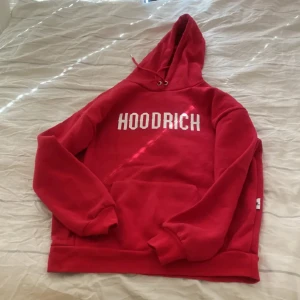 hoodrich hoddie  - En röd hoodrich hodddie i storlek Xs men passar dig som också bär S. Hoddien är aldrig använd 