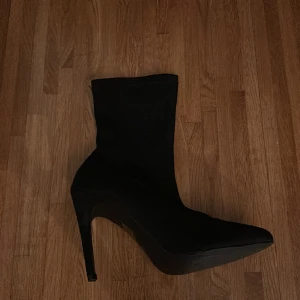 Stövlett 12cm klack - Svart stövlett från New Yorkerstrl 41, klackhöjd 12cm