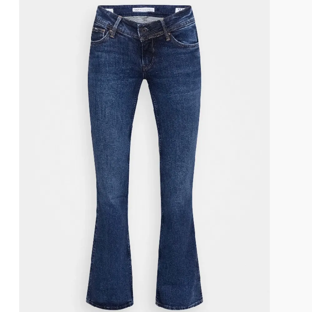 Jättesnygga lågmidjade mörkblå jeans från Pepe. Säljer då dom inte kommer till användning men dom är i väldigt bra skick! Köpta för 999kr💖💖. Jeans & Byxor.