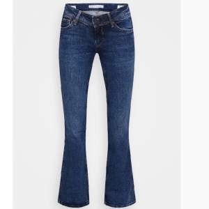 Jättesnygga lågmidjade mörkblå jeans från Pepe. Säljer då dom inte kommer till användning men dom är i väldigt bra skick! Köpta för 999kr💖💖