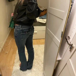 Jeans - Trendiga jeans med snygga detaljer på bakfickorna