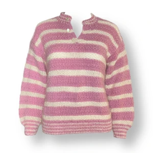 Stickad Tröja - I fint skick, modellen använder storlek X-Small.