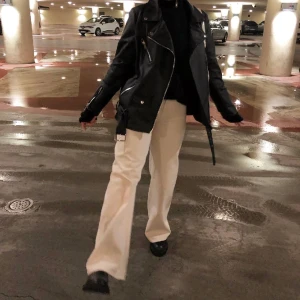 Beiga jeans  - Jag är 172cm lång ✨ använda ca 3 gånger. Köpta på Lindex för 600kr. 