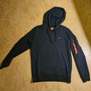 Alpha industries hoodie - Mörkblå hoodie, sparsamt använt.