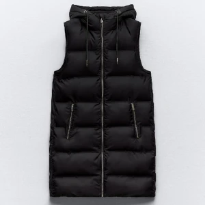 Zara väst XS  - Säljer min helt nya väst från zara i storlek XS men passar även S. Jackan har inga skador och lukt! 