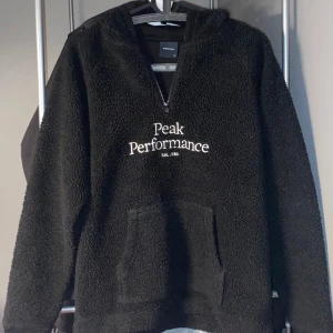Peak performance hoodie  - Hej, säljer min sköna och fina tröja som inte kommer till användning längre, den är i ett super bra skick, hör bara av dig vid frågor 