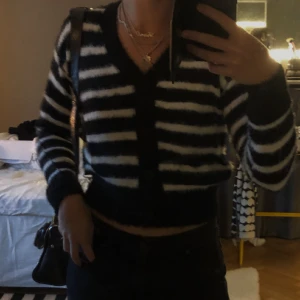 Randig kofta från Asos - Säljer två stycken likadana koftor. Denna är storlek 18/Large. Aldrig använd!