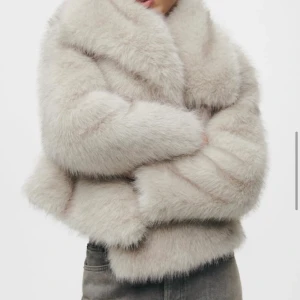 Zara Faux fur jacka - Storlek M Passar mig som har S i vanliga fall Helt ny oanvänd Helt slutsåld på Zara