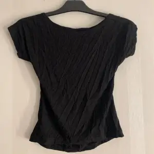 En svart backless tröja, aldrig använt, säljs pågrund av att den var föliten🩷