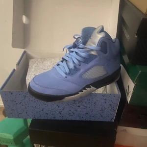 Jordan 5 unc  - Använda 1 gång inte mer än så och är 10/10 skick, pris kan diskuteras 