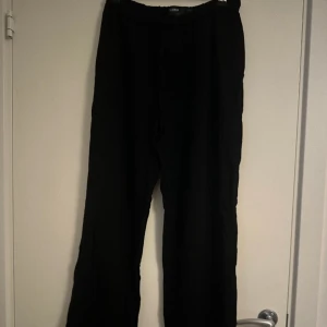 Tygbyxor - Tunna tygbyxor från Pull&Bear i storlek M