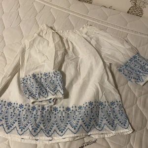 Trekvartsärmad tröja från Ullared  - Vit/blå trekvartsärmad tröja från Ullared i storlek S. Väldigt bra skick