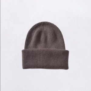 Mörkbrun Kashmirmössa - Kashmirmössa från STHLMSUPPLY. Beställningar sker via hemsidan Sthlmsupply.se