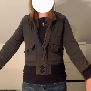 Höst jacka - En jätte fin brun ish höst jacka, Säljer då den har blivit för liten, Använd gärna köp nu men skriv helst till mig innan🫶🏼