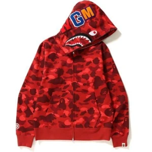 SÖKER BAPE HOODIE - SÖKER en bape hoodie, sicka gärna om ni har en till salu 💞