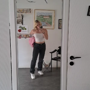 Zara jeans - Mörkgrå jättefina Zara jeans som tyvörr inte längre är min stil, jättefina o bra skick stl 36