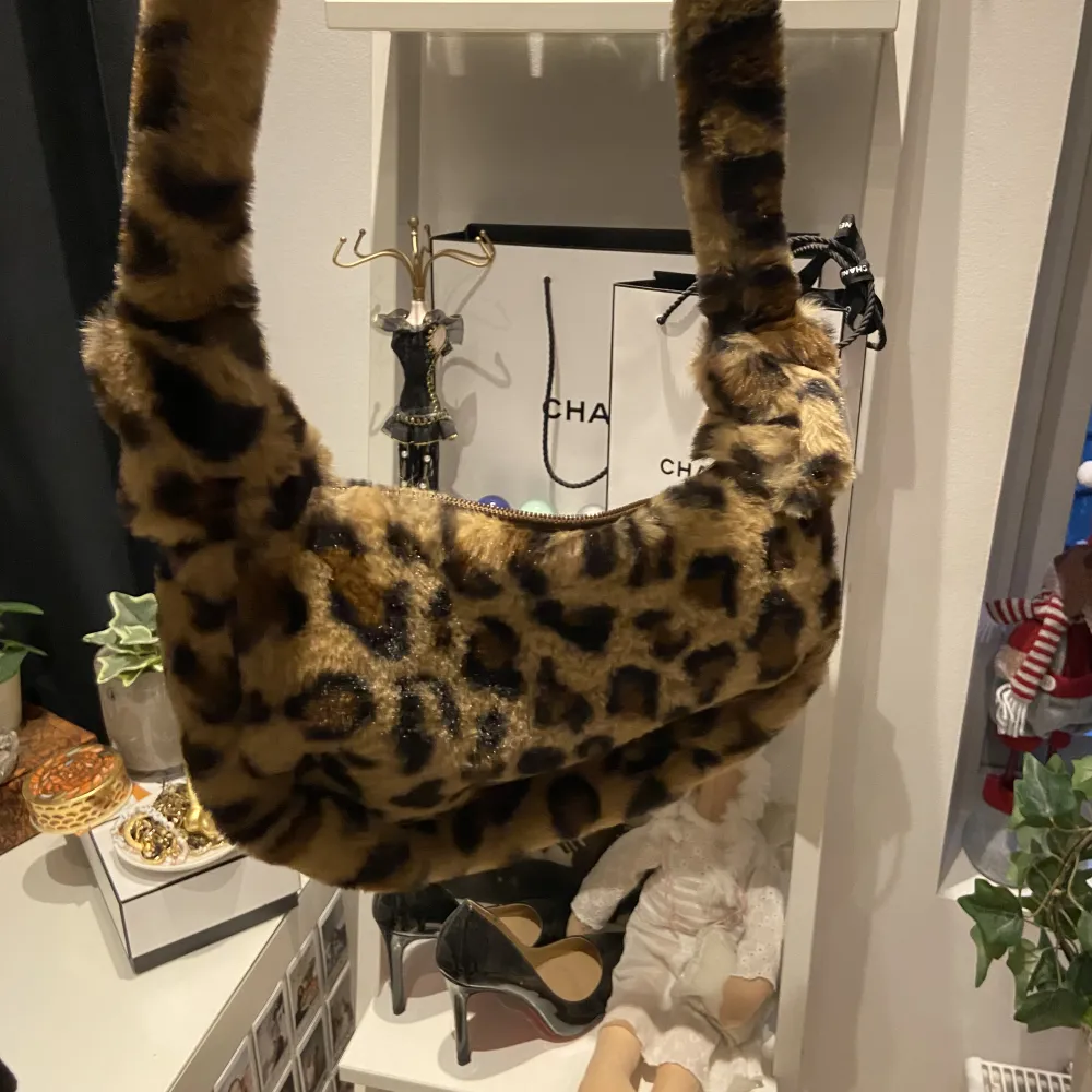 Super söt leopard väska som aldrig kommit till använding ❤️. Väskor.